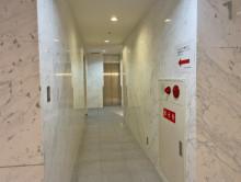 エレベーターまでのア