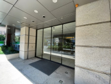 オフィスビル出入り口