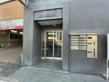 オフィスビル出入り口