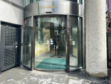 オフィスビル出入口