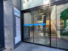 オフィスビル出入口