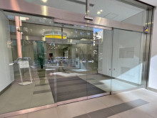 オフィスビル出入口