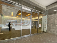 オフィスビル出入口