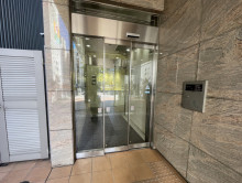 オフィスビル出入口