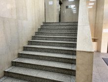 エレベーターホール前の階段