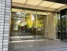 オフィスビル出入口