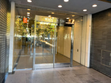 オフィスビル出入口