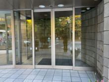 オフィスビル出入口