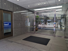 オフィスビル出入り口