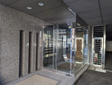 オフィスビル出入り口