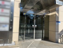 オフィスビル出入口