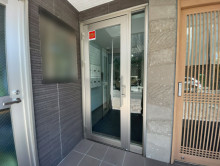 オフィスビル出入口