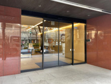 オフィスビル出入口