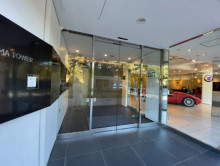 オフィスビル出入口