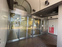 オフィスビル出入口