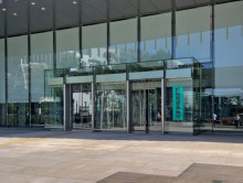 オフィスビル出入口