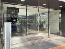 オフィスビル出入り口