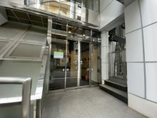 オフィスビル出入り口