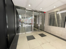 オフィスビル出入口