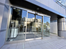 オフィスビル出入口