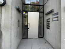 オフィスビル出入り口