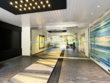 オフィスビル出入口