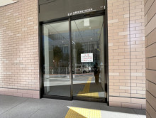 オフィスビル出入口