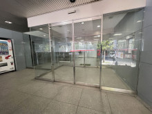 オフィスビル出入口