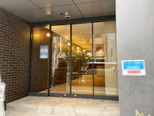 オフィスビル出入口