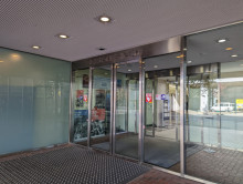 オフィスビル出入口