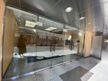 オフィスビル出入口