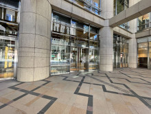 オフィスビル出入口