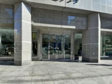 オフィスビル出入口