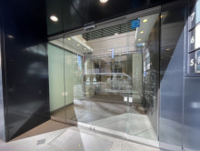 オフィスビル出入口