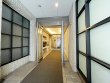 オフィスビル出入口