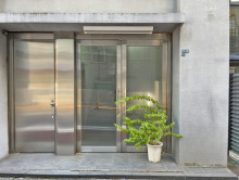 オフィスビル出入り口