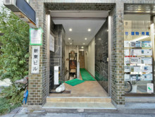 オフィスビル出入り口