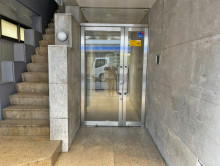 オフィスビル出入り口