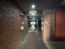 オフィスビル出入口