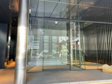 オフィスビル出入口