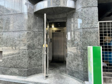 オフィスビル出入口