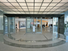 オフィスビル出入口