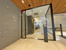 オフィスビル出入口