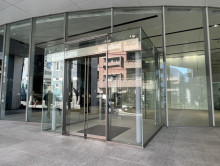 オフィスビル出入口