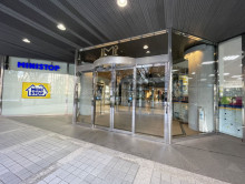 オフィスビル出入口