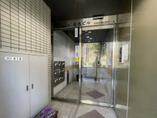 オフィスビル出入口