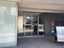 オフィスビル出入口