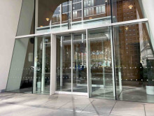 オフィスビル出入口