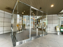 オフィスビル出入口