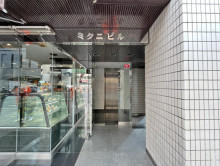 オフィスビル出入口